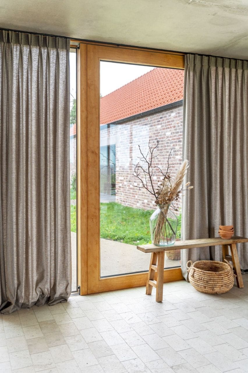 Gordijnen in enkele plooi welke zacht de grond raken