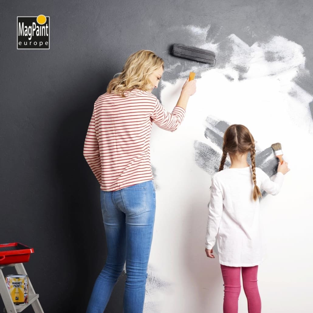 Magneet aanbrengen Moeder en dochter brengen magneetverf aan op de muur