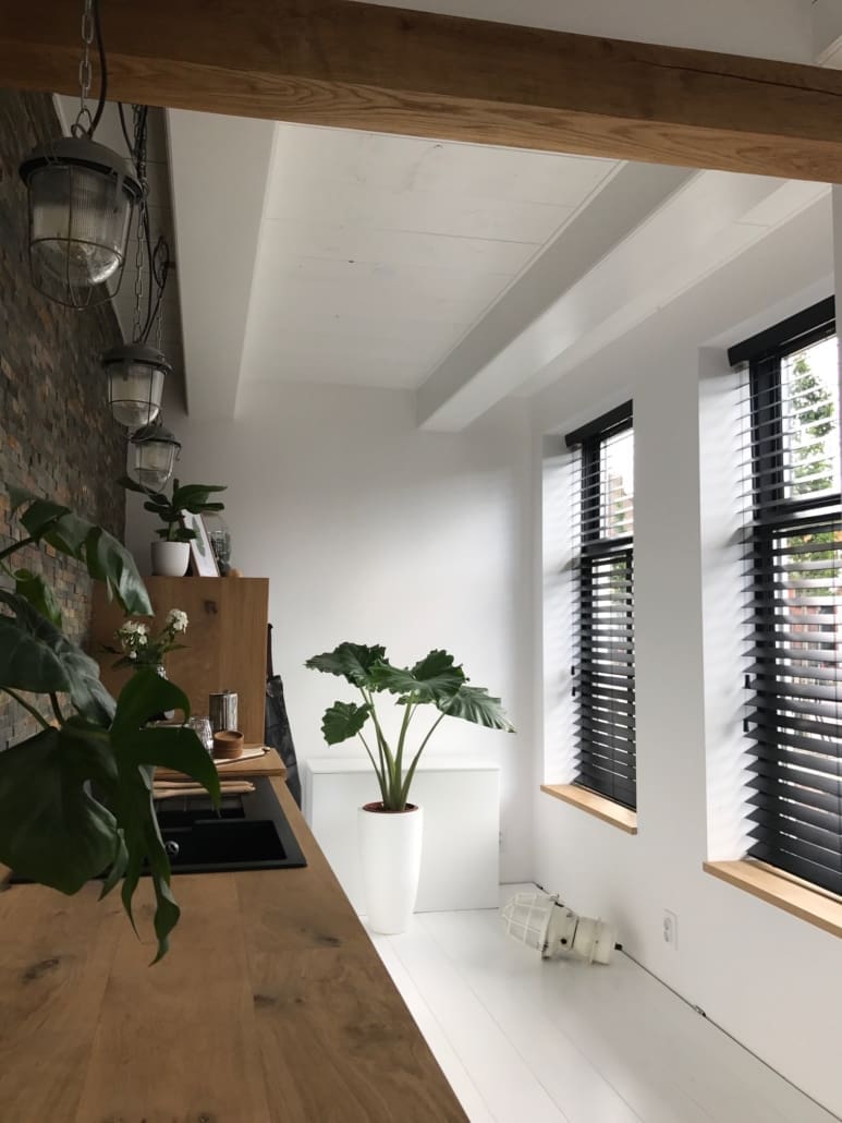 Houten horizontale jaloezieën in de keuken