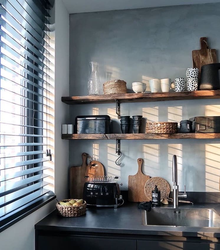 Houten horizontale jaloezieën in de keuken