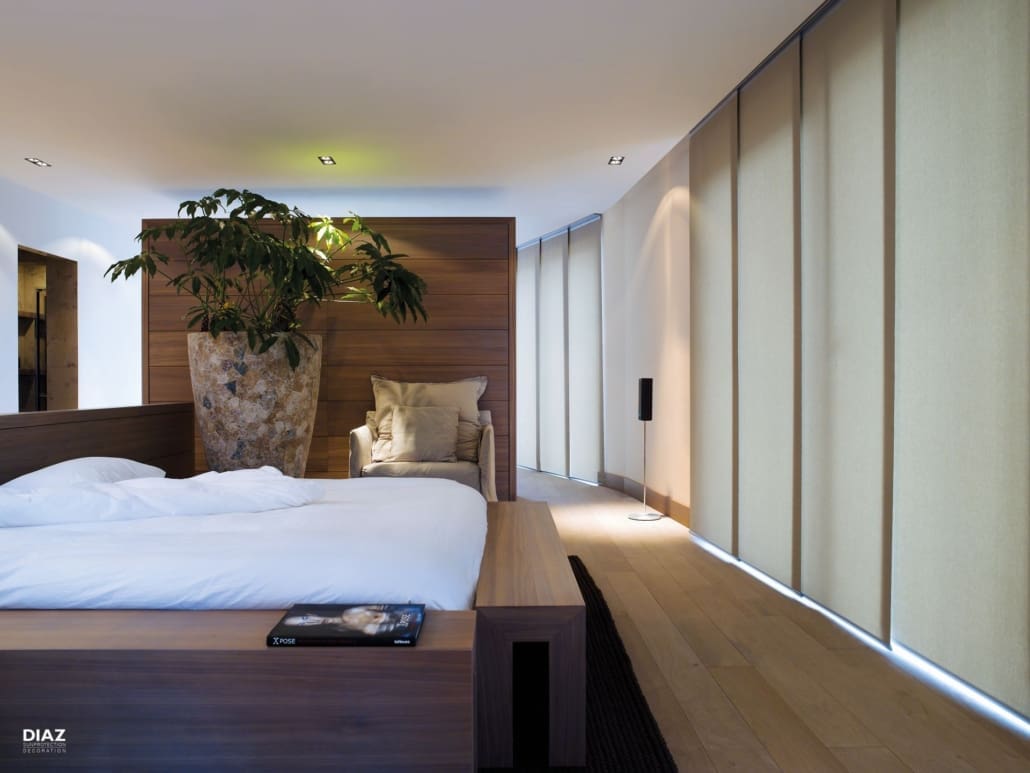 Paneelgordijn in loft slaapkamer