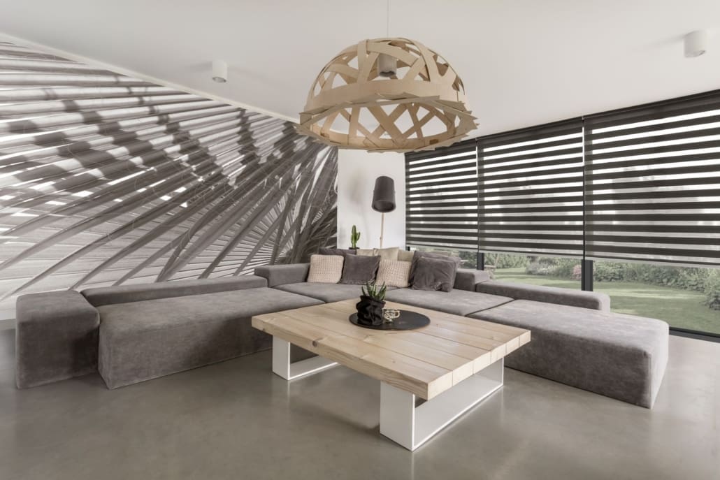 Duo rolgordijn in donker bruine kleur strakke living