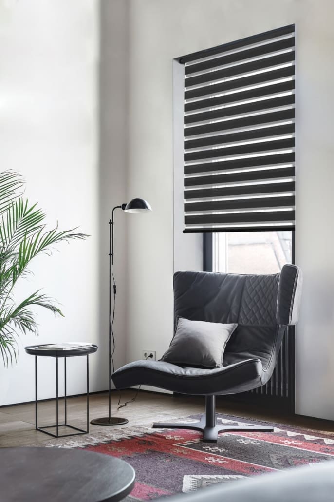 Duo rolgordijn met zwarte stof in een witte bureau