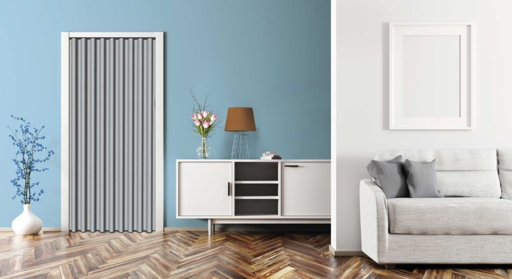 Vouwdeur grijs in living met blauwe muur