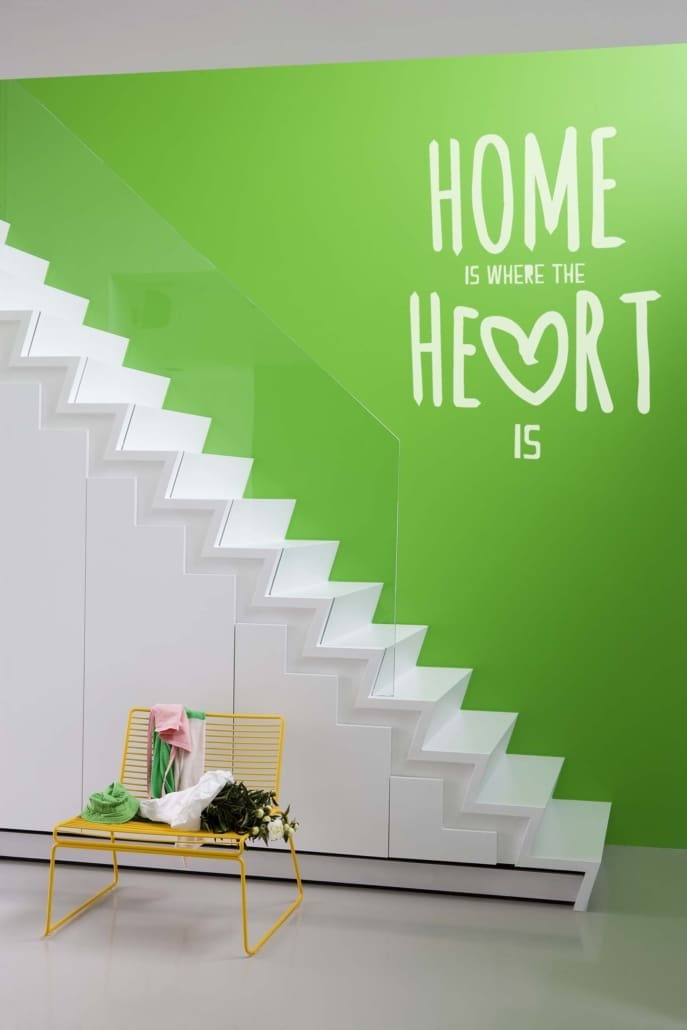 Muursticker tekst home heart Muursticker tekst op groene muur "Home is where the heart is"