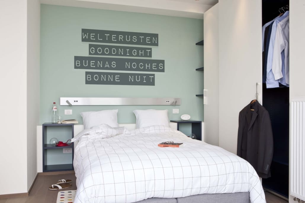 Muursticker tekst welterusten Muursticker "welterusten" op groene muur in de slaapkamer
