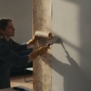 Behang verwijderen zonder schade: de complete gids voor een gladde muur